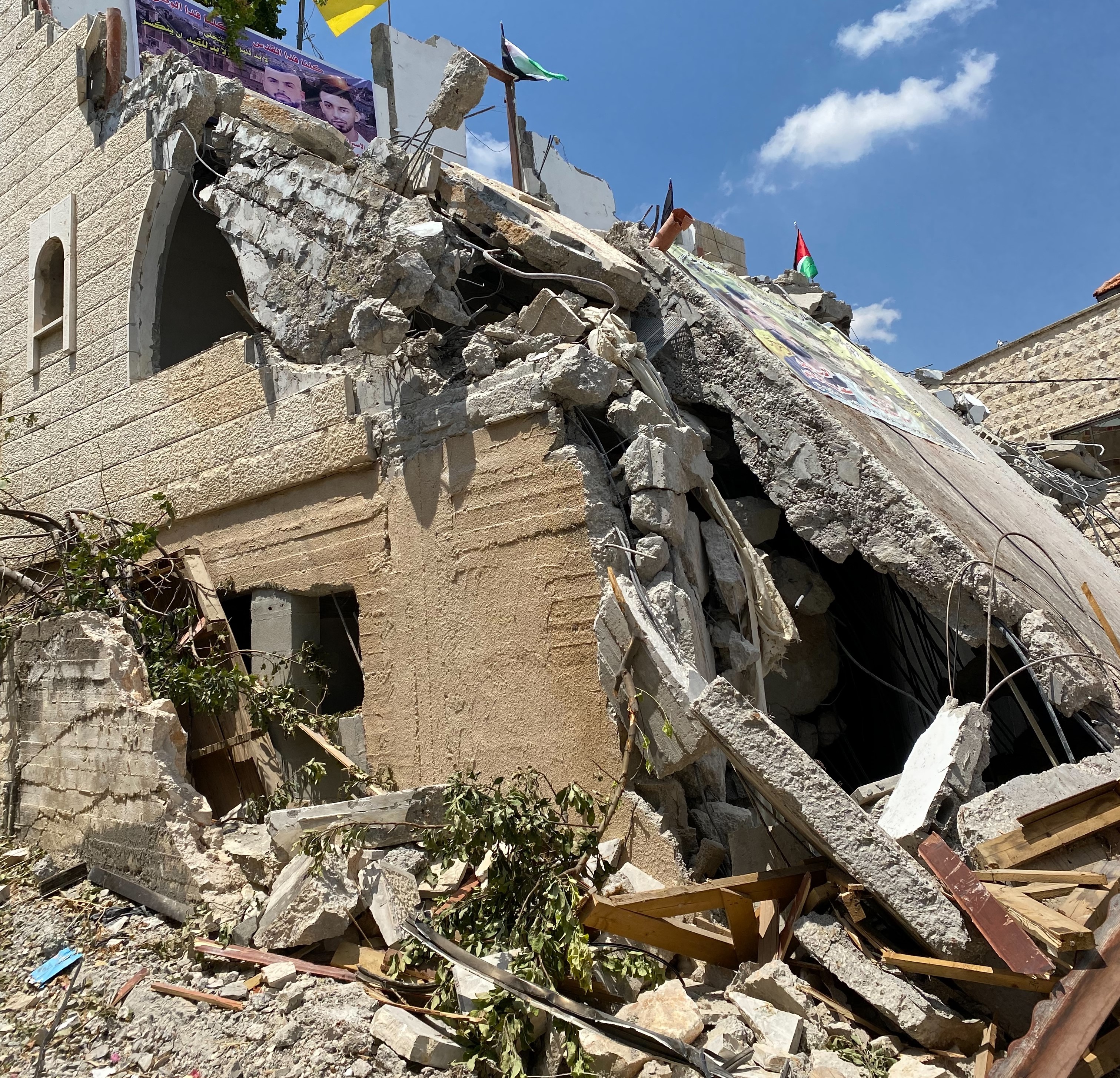 منزل ذوو الأسير صبحي صبيحات الذي هدمته جرافات الاحتلال (عدسة: ثائر أبو بكر/ وفا )